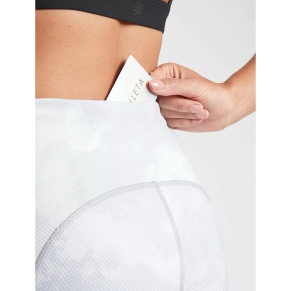 ATHLETA Ultimate Stash Pocket Printed Capri White Gray Grey Size 1X - Picture 4 of 16